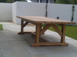 table d\' extÃ©rieur en bois exotique (menuisier 64)