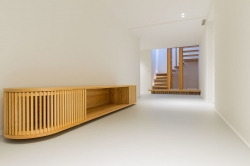 meuble d\'entrÃ©e et escalier  d\'une villa Ã  Chiberta (Anglet)(architecte Philippe Pastre) 