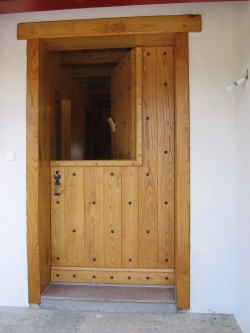fabrication et pose d\'une porte d\'entrÃ©e en bois avec vieux clous (chataignier)au PAYS BASQUE (64)