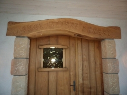 fabrication d\'un linteau en bois (merisier)sculptÃ©e abritÃ© sous un loriot (saint jean pied de port (64)