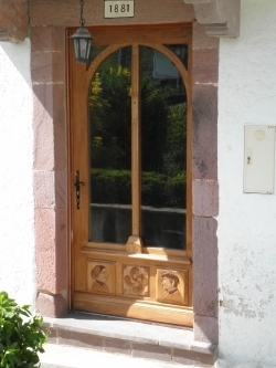 une porte d\'entrÃ©e sculptÃ©e dans la vallÃ©e des ALDUDES (PyrÃ©nÃ©es atlantiques)