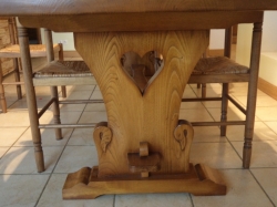 table monastÃ©re avec sculpture (artisan Ã©bÃ©niste 64)