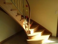 dÃ©part d\'escalier Ã  l\'anglaise ,marches en arrondi ,avec ferronnerie dÃ©cor floral (64)