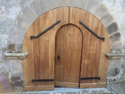 fabrication et pose d\'une porte d\'Ã©glise Ã  LOUHOSSOA (64)